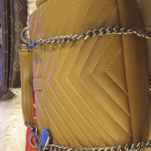 Beautiful YSL purse - Picture 5 of 8